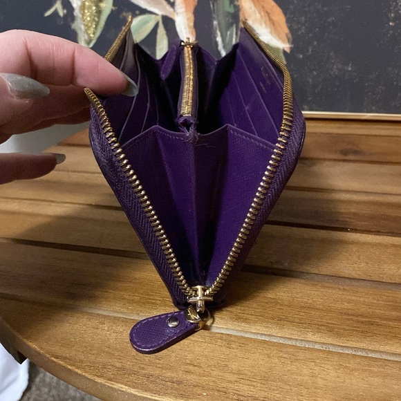 Gorgeous vintage Salvatore Ferragamo Miss Vara Bow zip wallet. - Picture 7 of 9